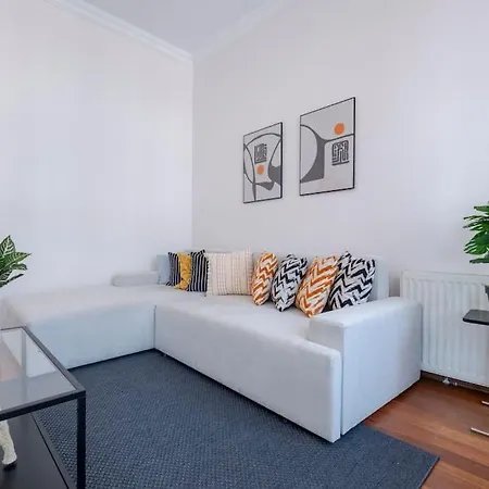 Апартаменты High-ceiling Central 3-bedroom With City View *