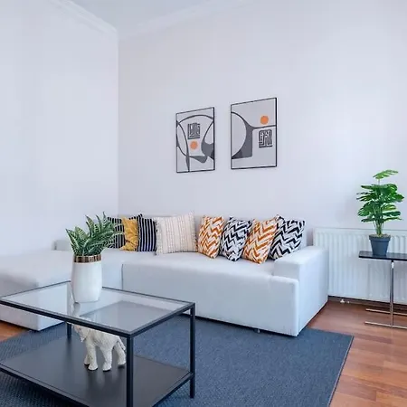 Апартаменты High-ceiling Central 3-bedroom With City View