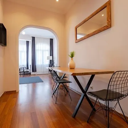 High-ceiling Central 3-bedroom With City View *