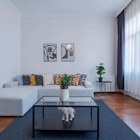 High-ceiling Central 3-bedroom With City View Апартаменты