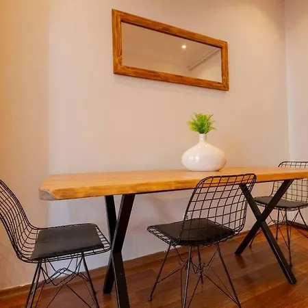 High-ceiling Central 3-bedroom With City View Апартаменты *