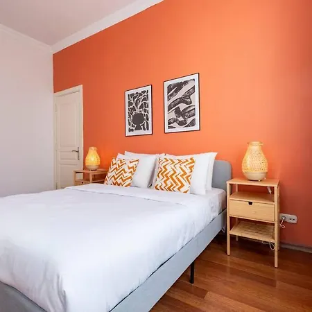 High-ceiling Central 3-bedroom With City View *