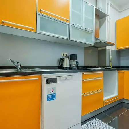 High-ceiling Central 3-bedroom With City View *
