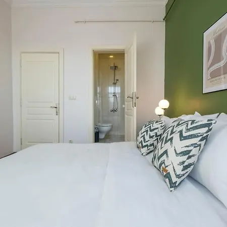 Апартаменты High-ceiling Central 3-bedroom With City View
