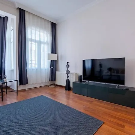 High-ceiling Central 3-bedroom With City View Istanbul