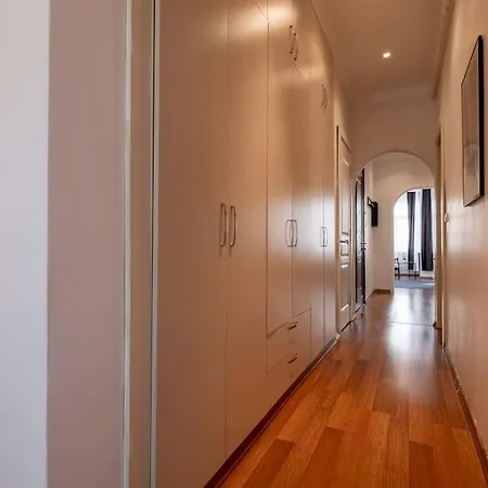 High-ceiling Central 3-bedroom With City View Апартаменты