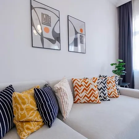 Lejlighed High-ceiling Central 3-bedroom With City View *