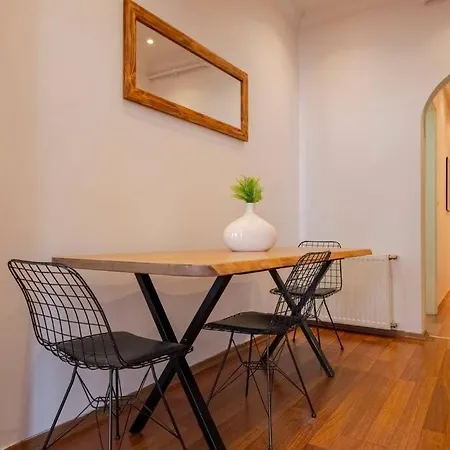 High-ceiling Central 3-bedroom With City View * Стамбул