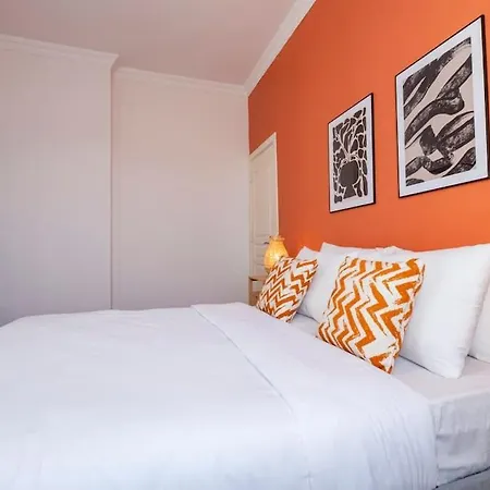 Апартаменты High-ceiling Central 3-bedroom With City View