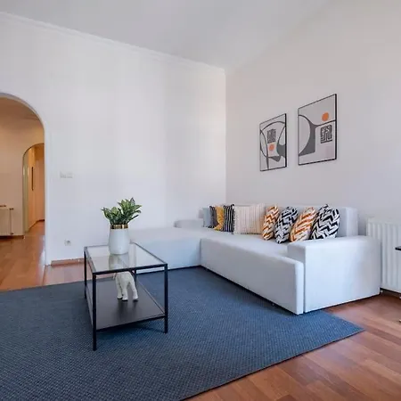 High-ceiling Central 3-bedroom With City View Апартаменты Стамбул