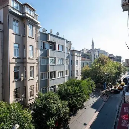 Lejlighed High-ceiling Central 3-bedroom With City View *