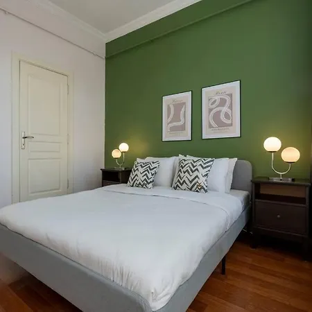 Апартаменты High-ceiling Central 3-bedroom With City View Стамбул
