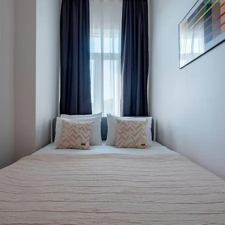 Апартаменты High-ceiling Central 3-bedroom With City View Стамбул