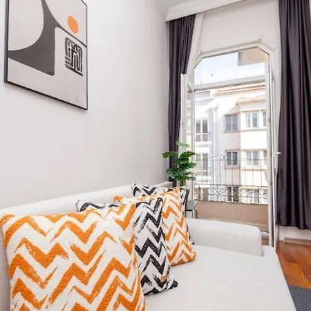 High-ceiling Central 3-bedroom With City View Стамбул