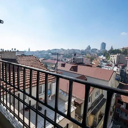 High-ceiling Central 3-bedroom With City View * Стамбул