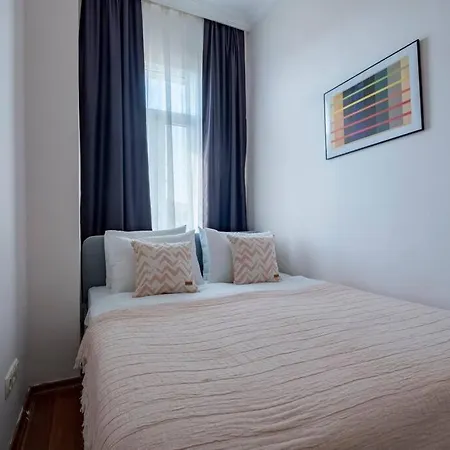 Lejlighed High-ceiling Central 3-bedroom With City View *