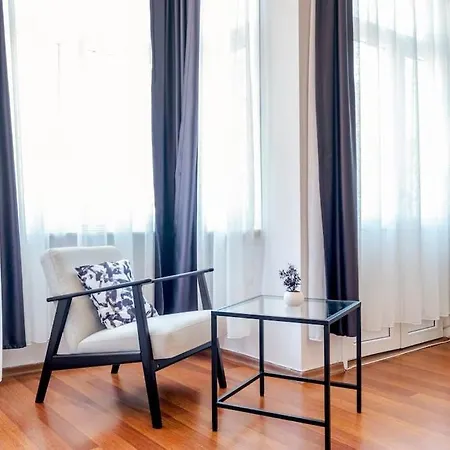 High-ceiling Central 3-bedroom With City View *