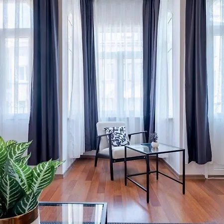 High-ceiling Central 3-bedroom With City View Апартаменты